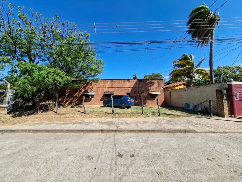 Terreno de 387,77 m² con casa en venta en la Zona Este, 3er anillo