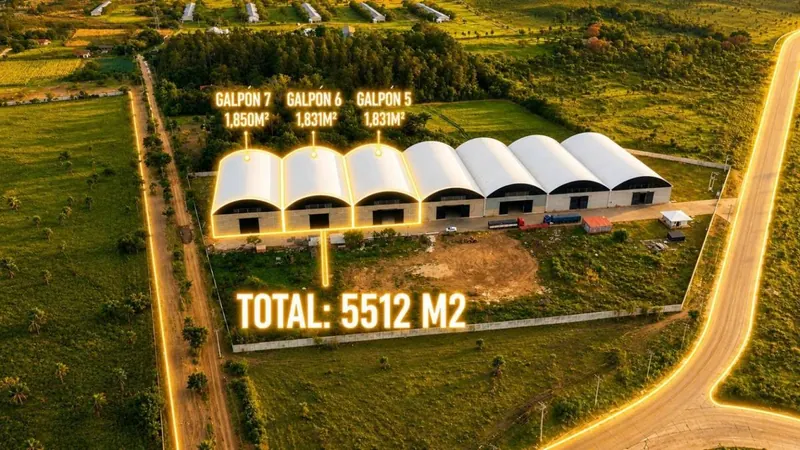 Galpones de 5.512 m² en alquiler en el Parque Industrial: foto 4 de 12