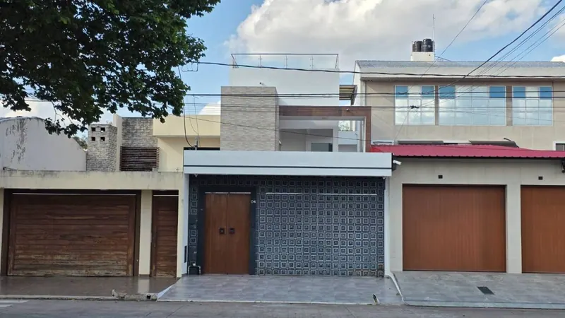 Casa de 3 dormitorios con piscina en venta en la Av. La Barranca