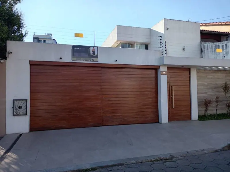 Two-story house for sale in Hamacas neighborhood, North Zone