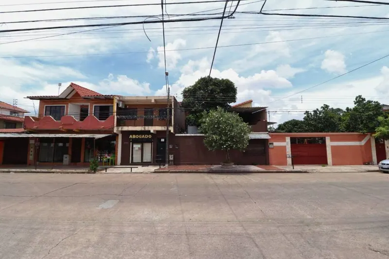 Casa con departamento independiente en venta en Santa Rosita