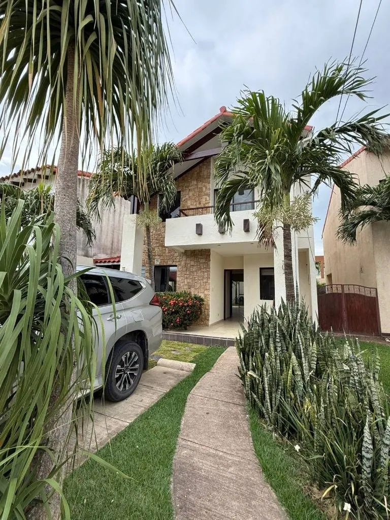3-bedroom house for sale in the Versalles gated community, North Zone: foto 1 de 11