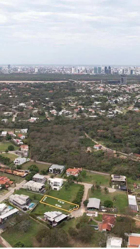 929.91 m² lot for sale in the Urubó Golf development: foto 1 de 2