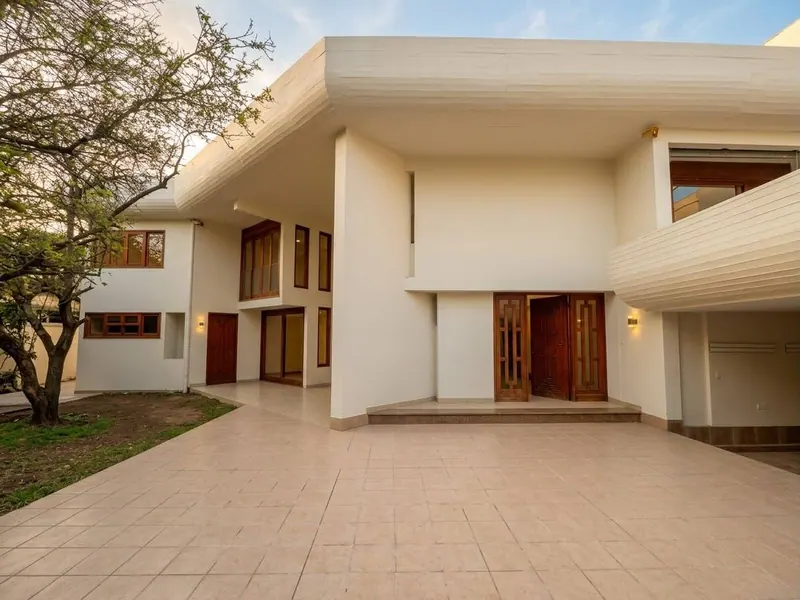 Casa de 4 dormitorios con dos departamentos en venta, La Ramada