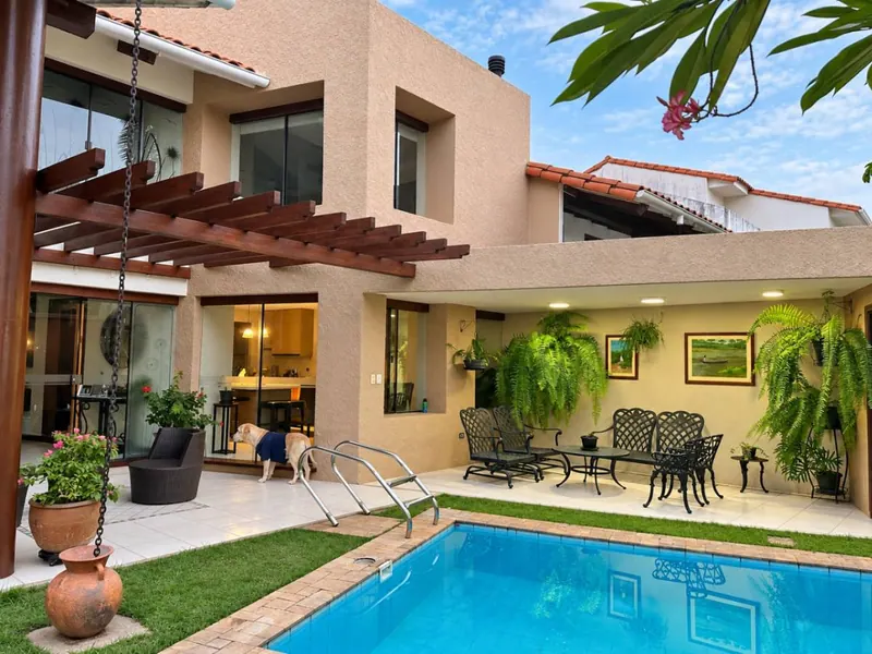 Casa de 3 dormitorios con piscina en venta en el barrio Las Palmas: foto 3 de 12