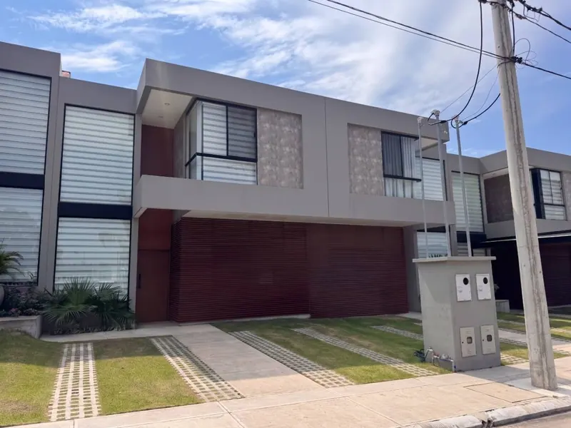 Furnished 3-bedroom house for sale in the Urubó Nord gated community: foto 1 de 15