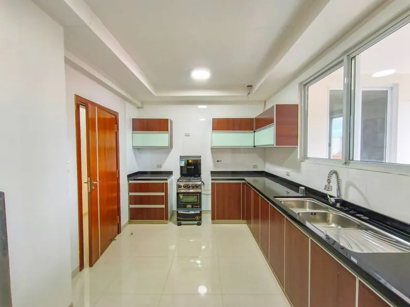 Edificio de 14 pisos en venta sobre el segundo anillo: foto 1 de 35