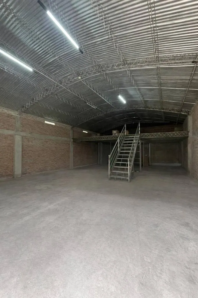 Galpón de 200 m² en alquiler sobre la Doble Vía La Guardia, km 9