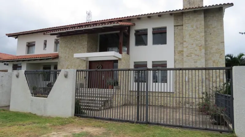 Casa de 5 dormitorios con piscina en venta en Villa Bonita, Urubó: foto 1 de 20