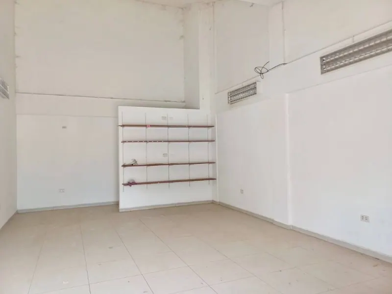 Local comercial de 40 m² en alquiler sobre la doble vía La Guardia: foto 2 de 5