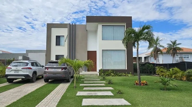 Casa de 3 dormitorios en alquiler en el condominio Villa Real, Urubó