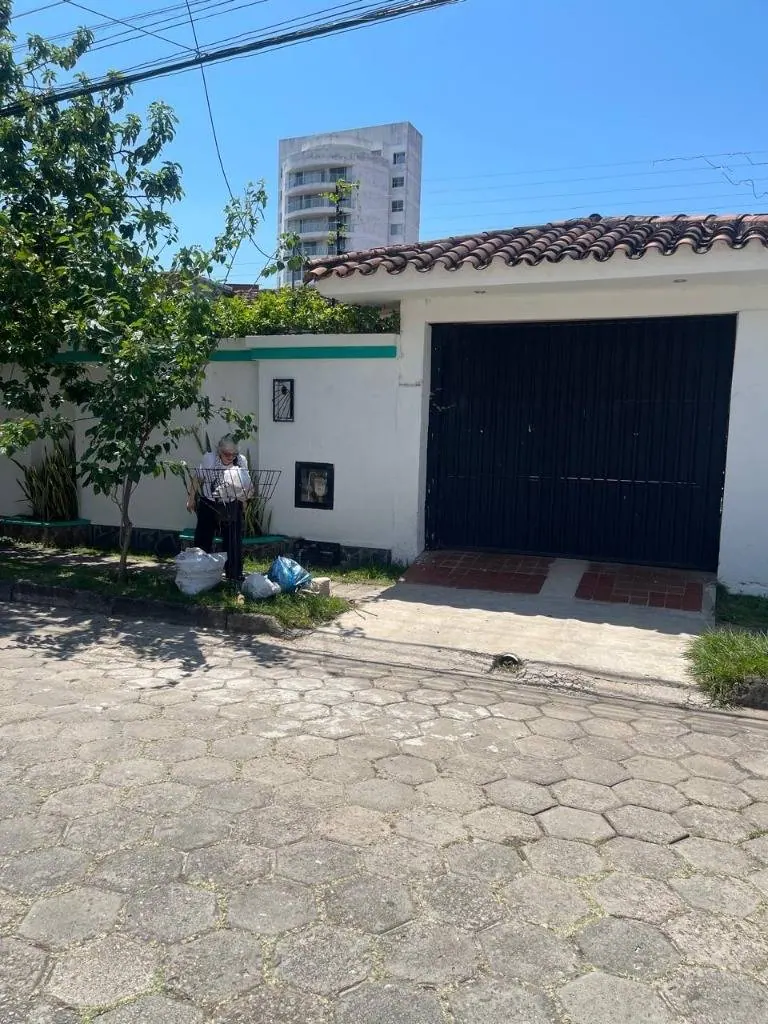 Casa de 3 dormitorios en alquiler en Urbarí, 2do anillo