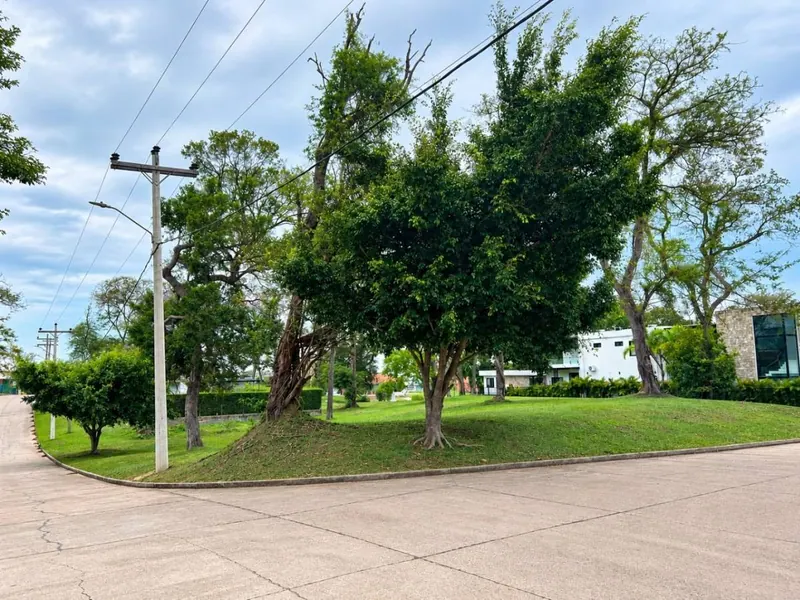 Terreno en esquina de 998 m² en venta en Urubó Golf, módulo 1: foto 1 de 7