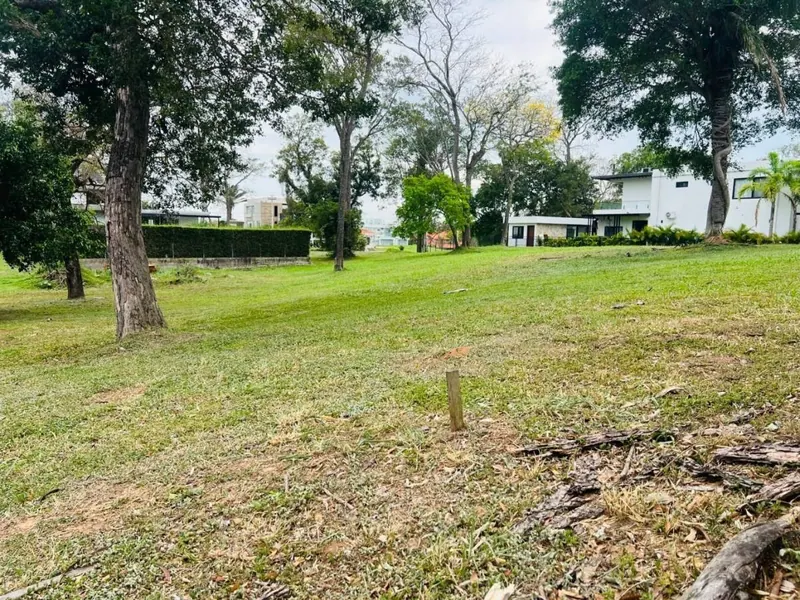 Terreno en esquina de 998 m² en venta en Urubó Golf, módulo 1: foto 3 de 7
