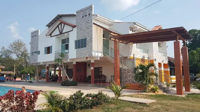 Las Parabas hotel and resort for sale in Cotoca, 9,879 m² lot: foto 1 de 14