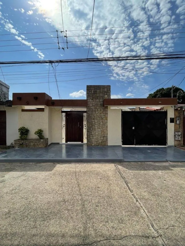 5-bedroom house for sale near the Cotoca canal, East Zone