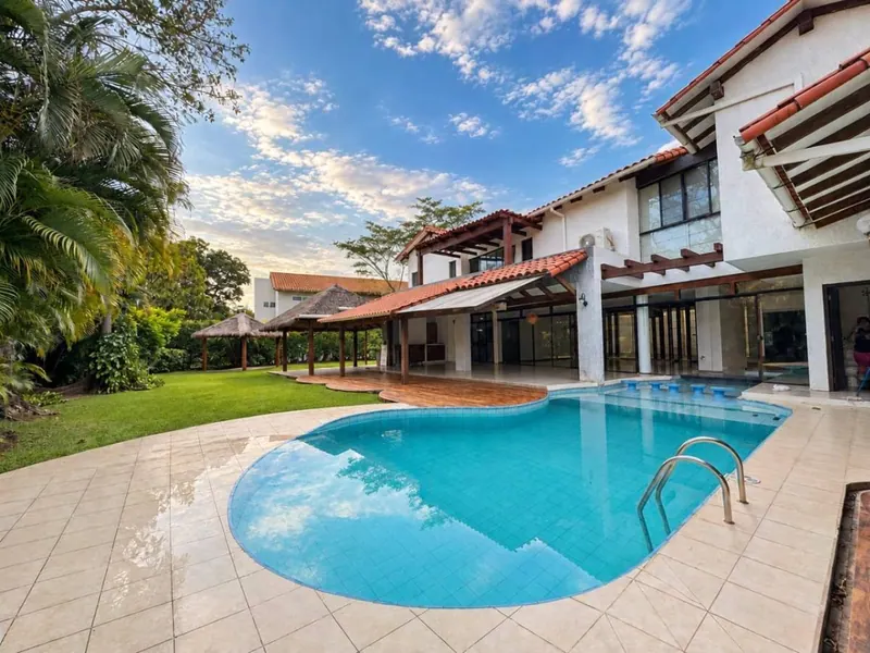 Casa de 5 suites en venta en Colinas del Urubó, sector 2: foto 1 de 11