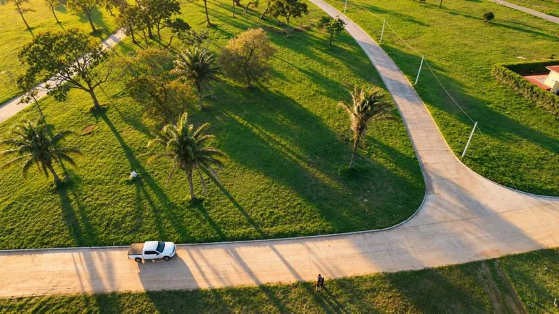 Terreno de 920 m² en venta en el condominio Playa Turquesa, Urubó: foto 1 de 10