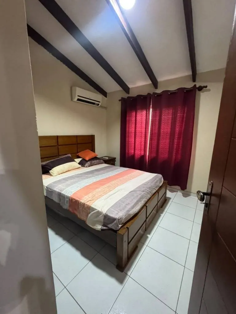 Casa de 4 dormitorios en venta en la Urbanización La Cruz, Zona Este: foto 3 de 8
