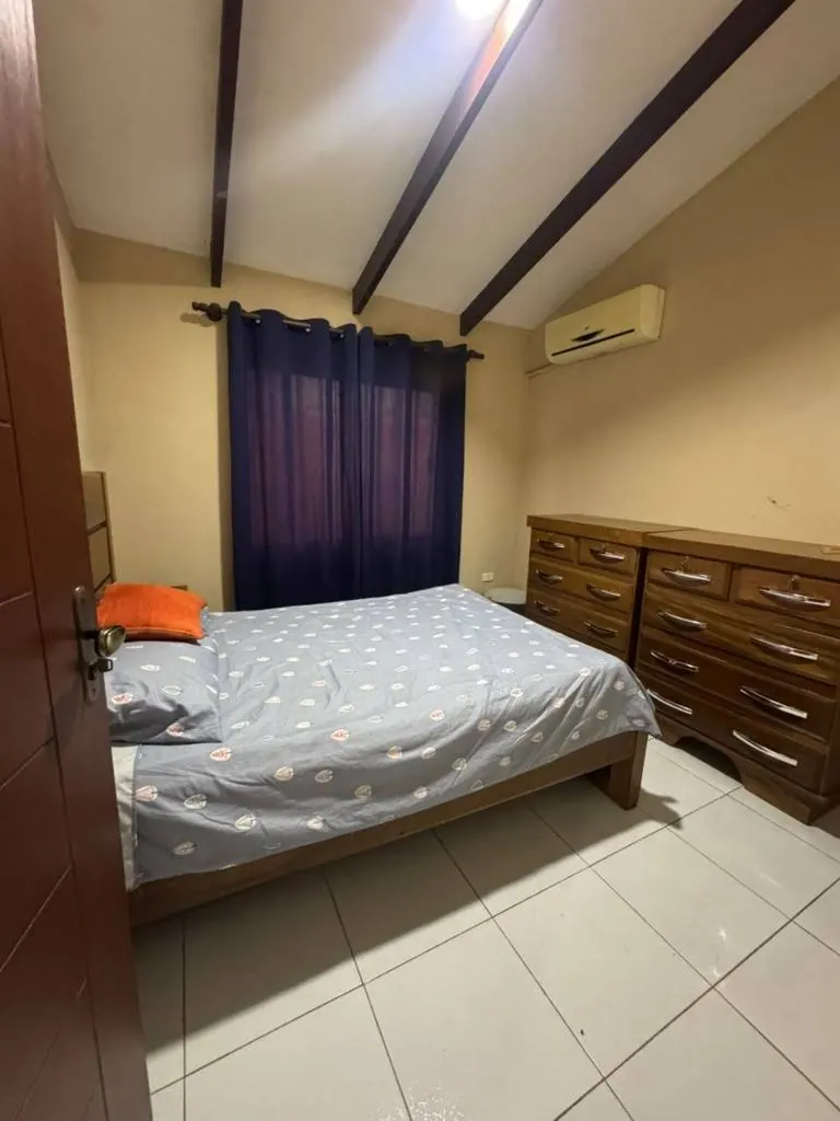 Casa de 4 dormitorios en venta en la Urbanización La Cruz, Zona Este: foto 4 de 8