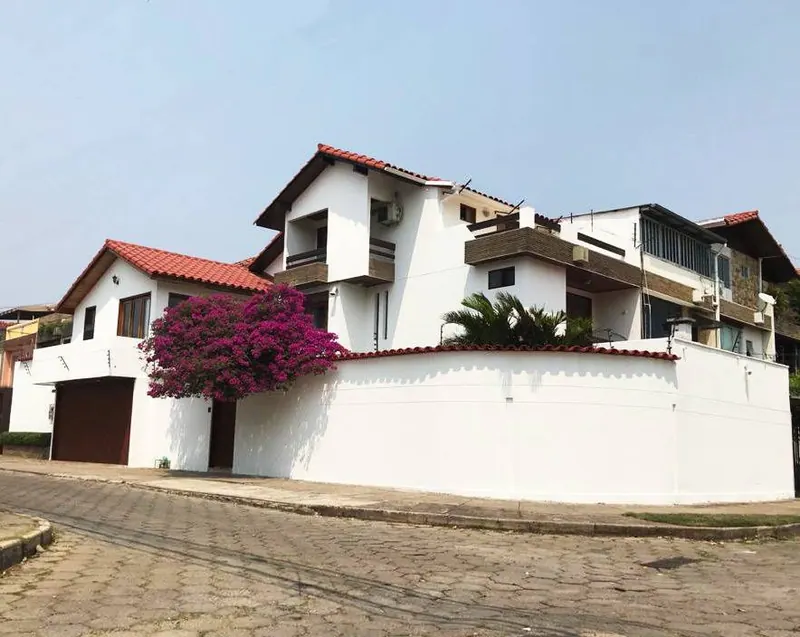 4-bedroom house with en-suite bathrooms for rent on Charcas street: foto 1 de 7