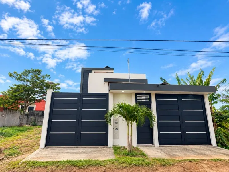 Casa de dos plantas con dos departamentos en venta en el km 9 Doble