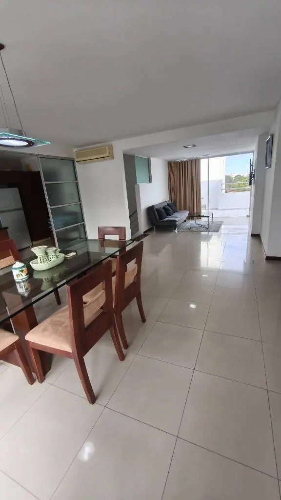 Departamento dúplex amoblado de 3 suites en venta en Equipetrol: foto 1 de 33