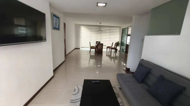 Departamento dúplex amoblado de 3 suites en venta en Equipetrol: foto 2 de 33