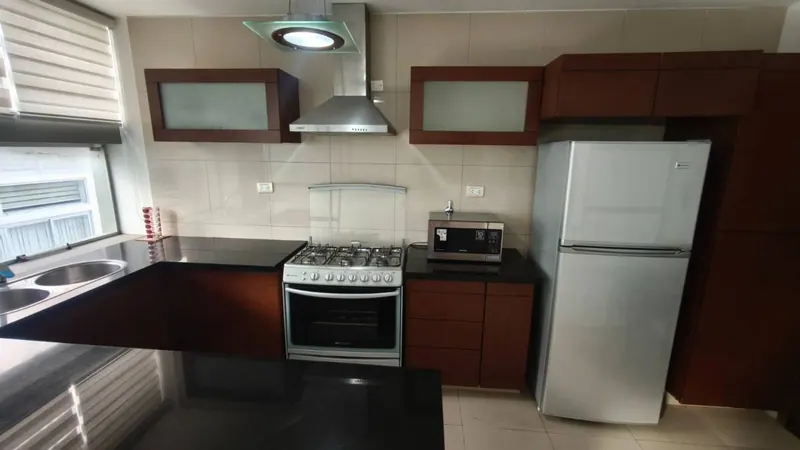 Departamento dúplex amoblado de 3 suites en venta en Equipetrol: foto 6 de 33