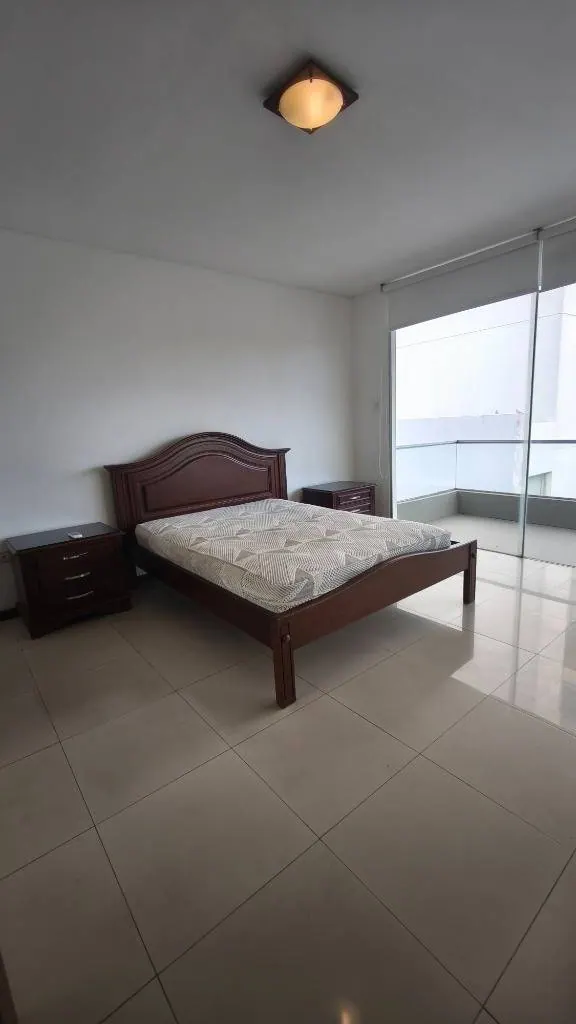 Departamento dúplex amoblado de 3 suites en venta en Equipetrol: foto 14 de 33