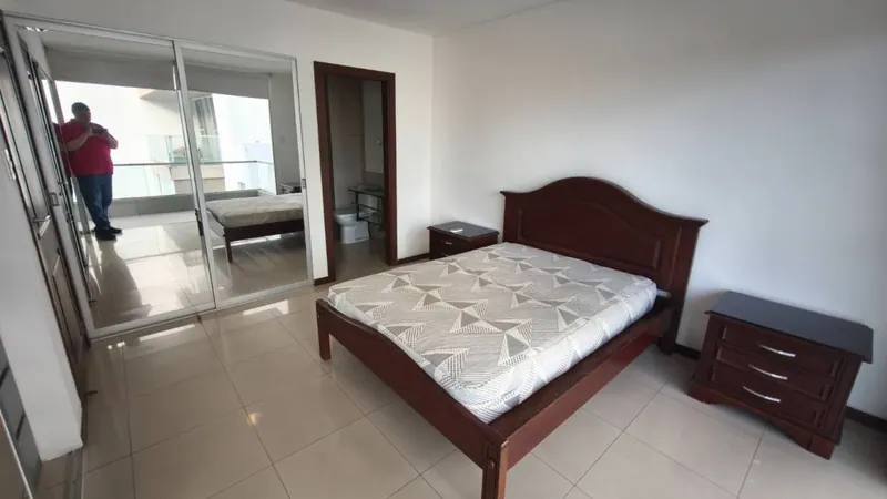 Departamento dúplex amoblado de 3 suites en venta en Equipetrol: foto 15 de 33