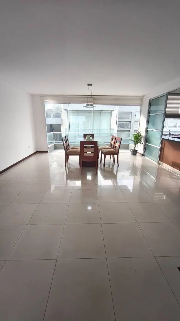 Departamento dúplex amoblado de 3 suites en venta en Equipetrol: foto 24 de 33