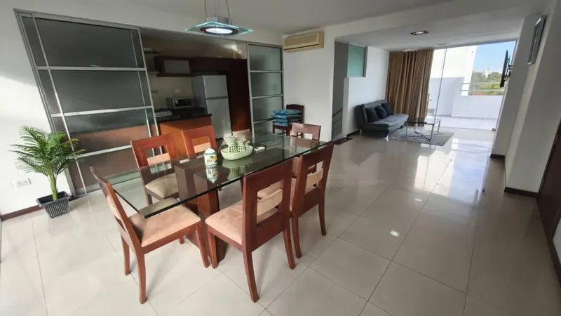 Departamento dúplex amoblado de 3 suites en venta en Equipetrol: foto 25 de 33