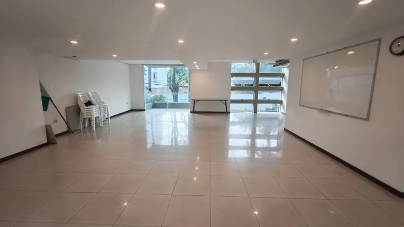 Departamento dúplex amoblado de 3 suites en venta en Equipetrol: foto 31 de 33