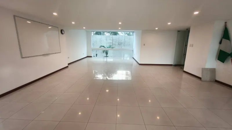 Departamento dúplex amoblado de 3 suites en venta en Equipetrol: foto 32 de 33