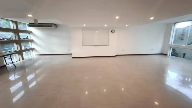 Departamento dúplex amoblado de 3 suites en venta en Equipetrol: foto 33 de 33
