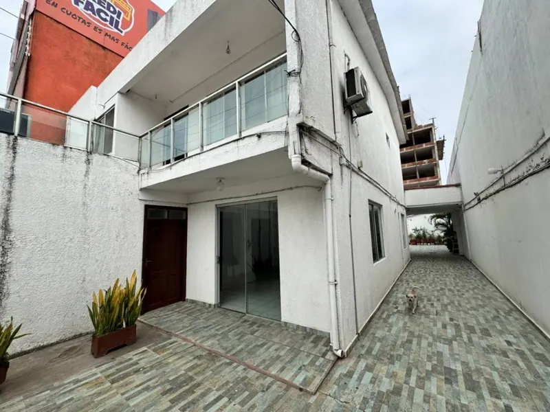 Casa de uso comercial en venta sobre el 4to anillo, Equipetrol
