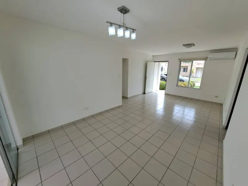 4-bedroom house for sale in the Sevilla Norte 2 gated community: foto 2 de 11