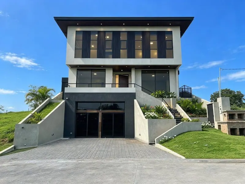 5-bedroom house for sale in the Colinas del Urubó gated community: foto 1 de 23