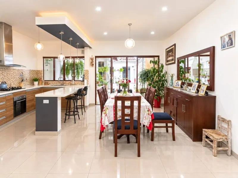 Casa de 6 dormitorios en venta en la Zona Este, Av. Virgen de Cotoca: foto 3 de 19