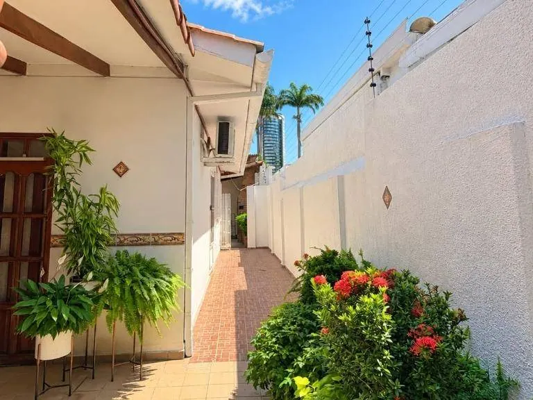 Terreno de 300 m² con casa en venta en Equipetrol, Los Claveles