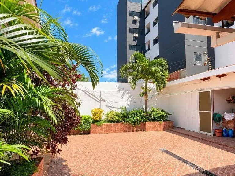 Terreno de 300 m² con casa en venta en Equipetrol, Los Claveles: foto 5 de 7