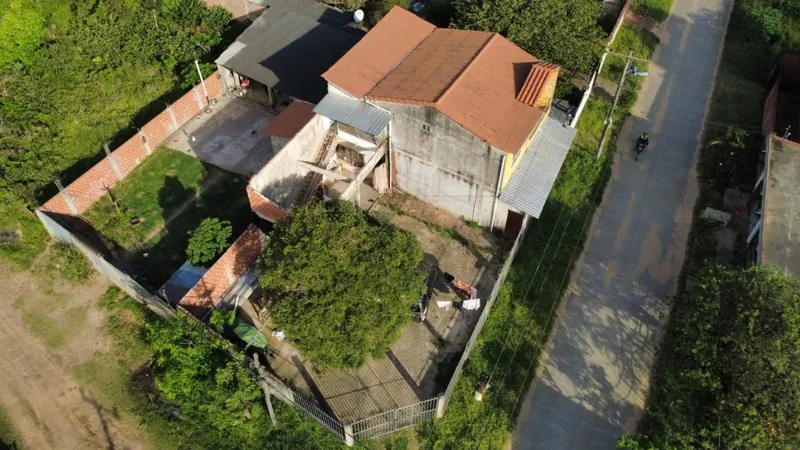 Casa en esquina con 2 tiendas comerciales en venta en La Guardia