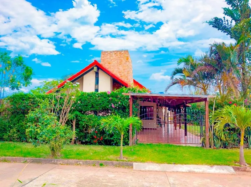 Casa de 3 dormitorios en venta en la Urbanización Orquídeas, Cotoca