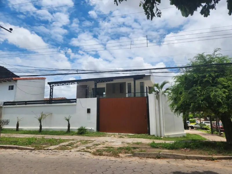 Casa en esquina sobre avenida en venta en la Urb. Cañoto, Zona Oeste