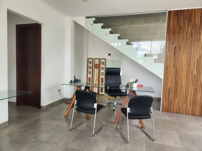 Corner house on an avenue for sale in the Cañoto development, West: foto 9 de 21