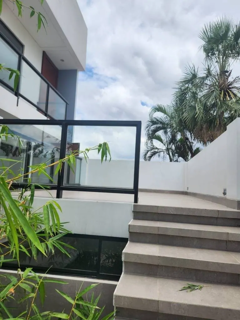 Corner house on an avenue for sale in the Cañoto development, West: foto 12 de 21
