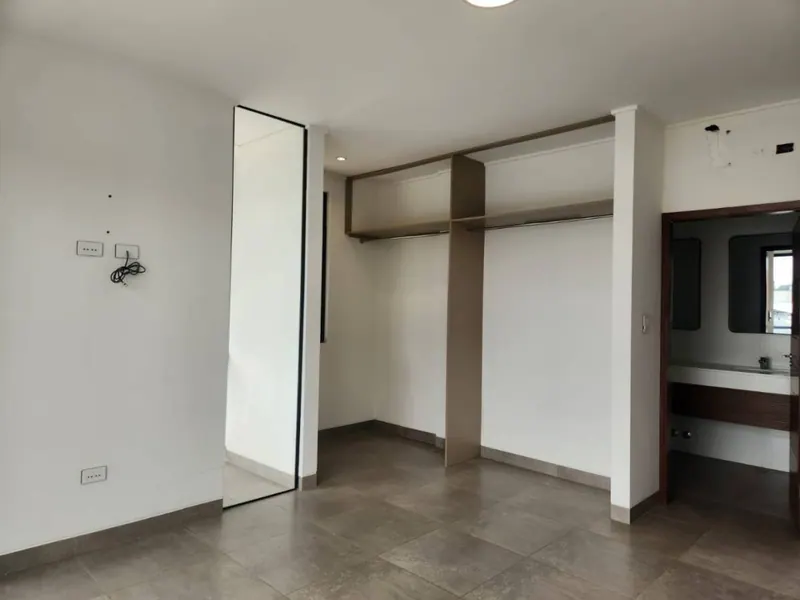Corner house on an avenue for sale in the Cañoto development, West: foto 15 de 21