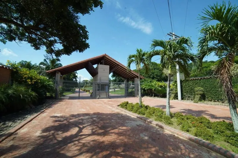 Terreno de 697,31 m² en venta en el condominio Jade del Urubó: foto 1 de 10