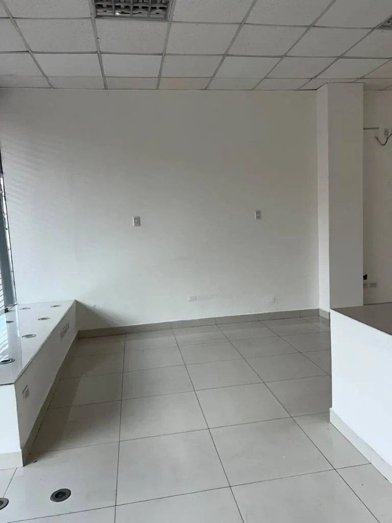 147.43 m² commercial space for rent in the Oriente building